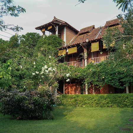 Djajanti House Bed and Breakfast Semarang Buitenkant foto