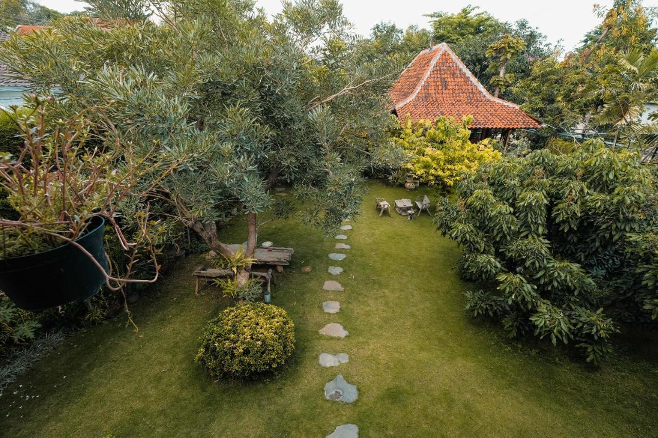 Djajanti House Bed and Breakfast Semarang Buitenkant foto