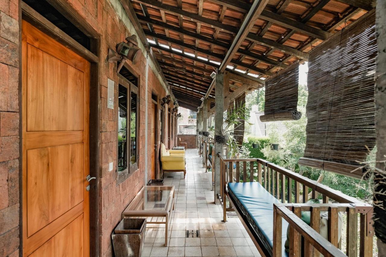 Djajanti House Bed and Breakfast Semarang Buitenkant foto
