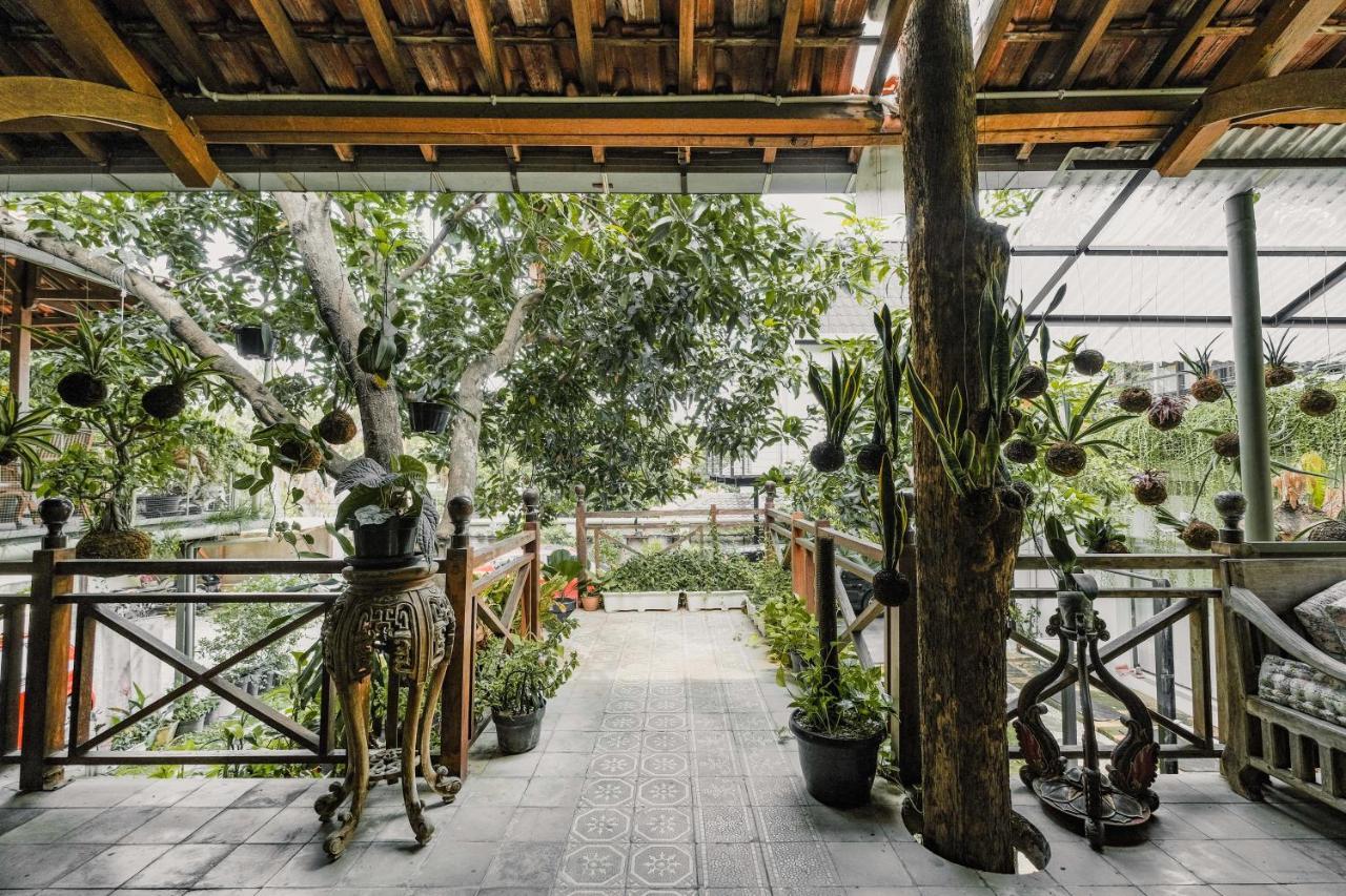 Djajanti House Bed and Breakfast Semarang Buitenkant foto
