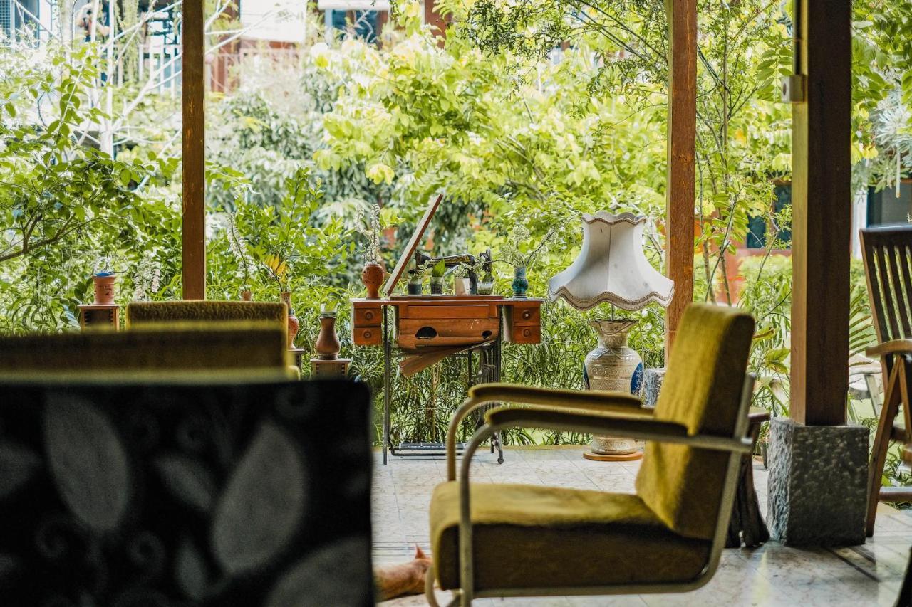 Djajanti House Bed and Breakfast Semarang Buitenkant foto