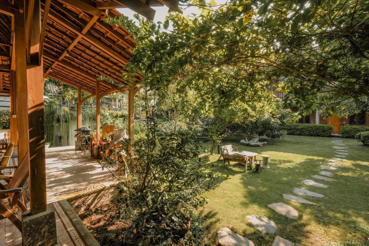 Djajanti House Bed and Breakfast Semarang Buitenkant foto