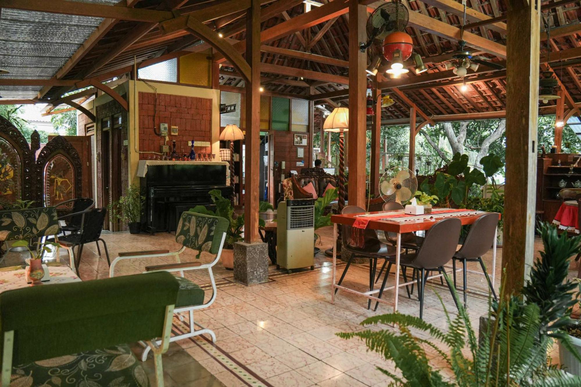 Djajanti House Bed and Breakfast Semarang Buitenkant foto