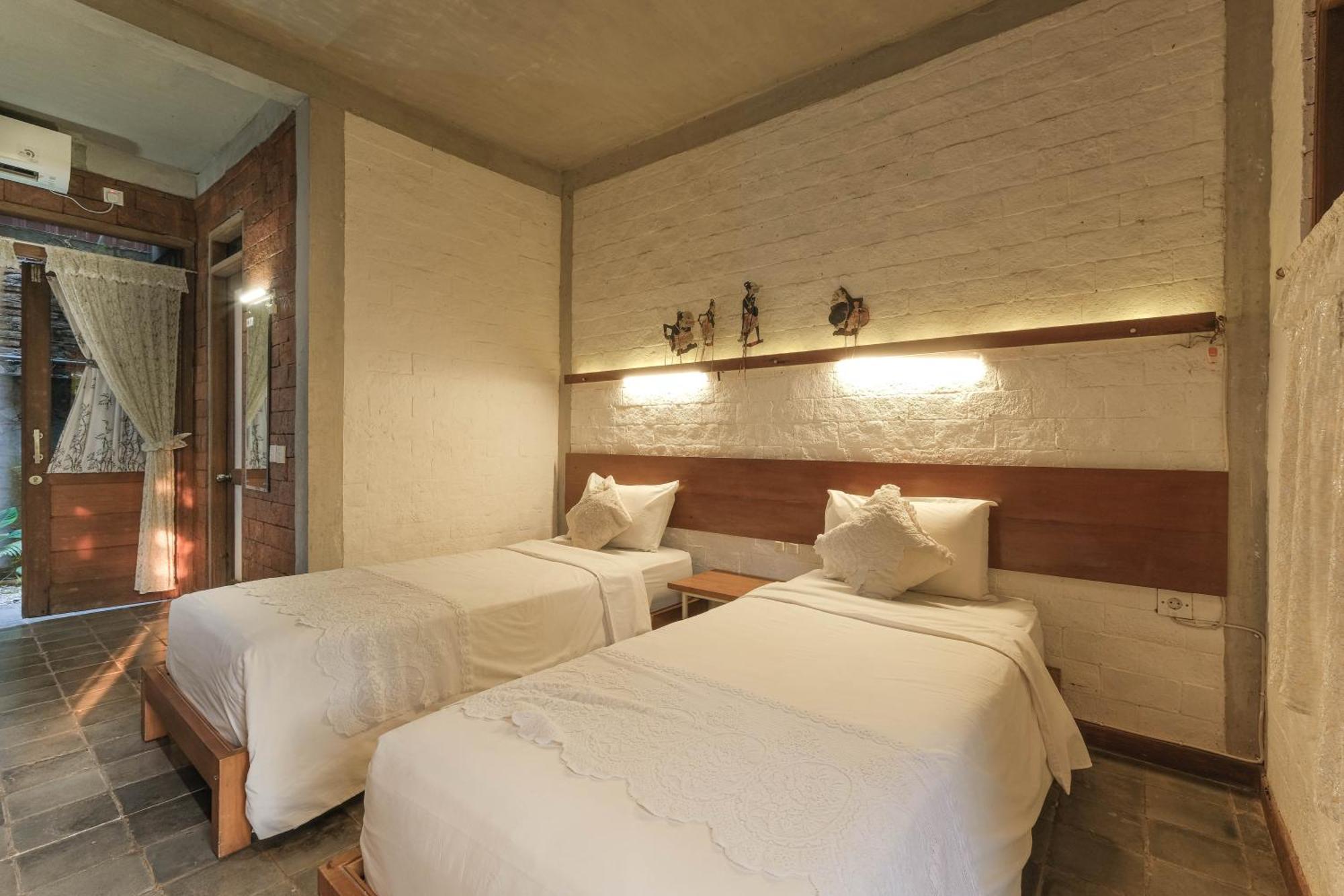 Djajanti House Bed and Breakfast Semarang Buitenkant foto