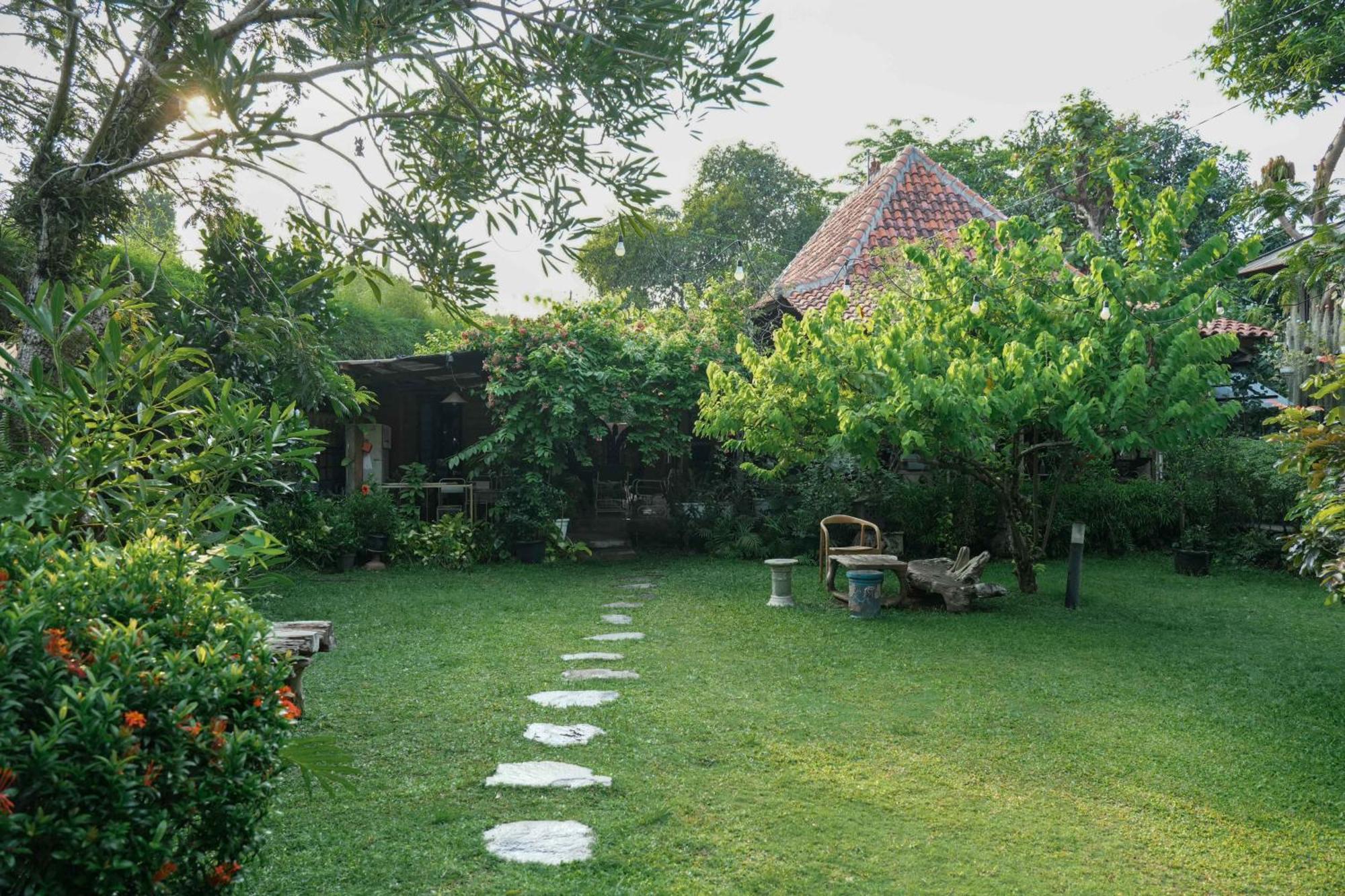 Djajanti House Bed and Breakfast Semarang Buitenkant foto