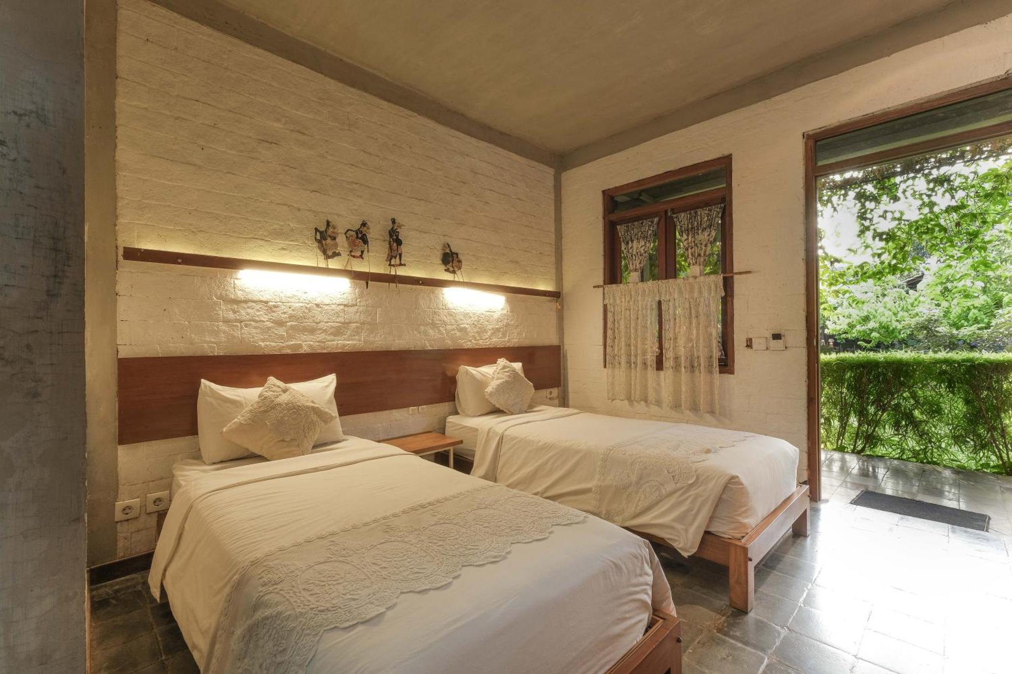Djajanti House Bed and Breakfast Semarang Buitenkant foto