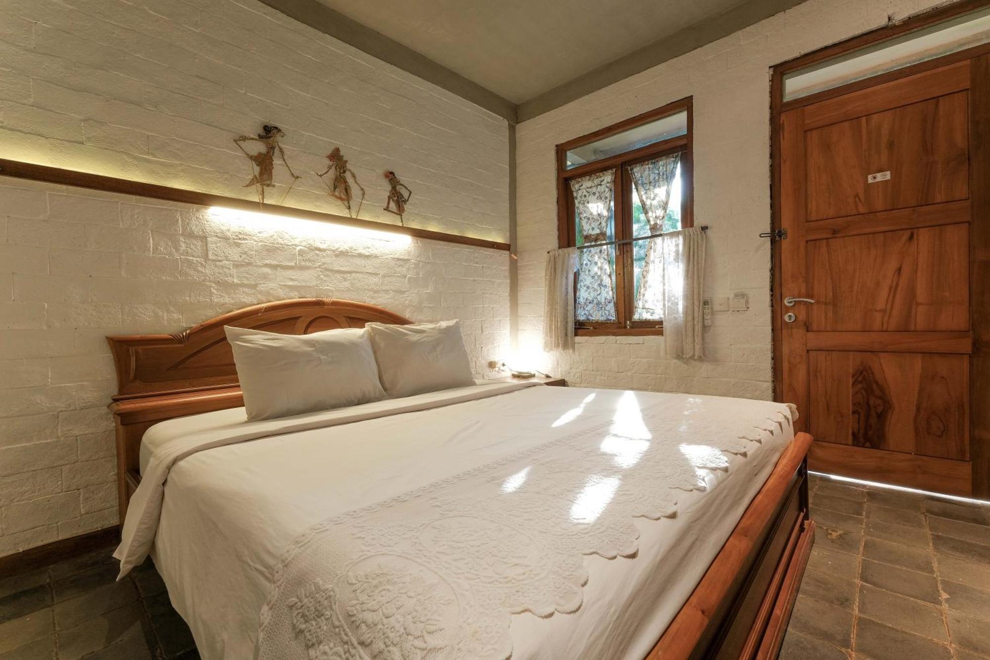 Djajanti House Bed and Breakfast Semarang Buitenkant foto