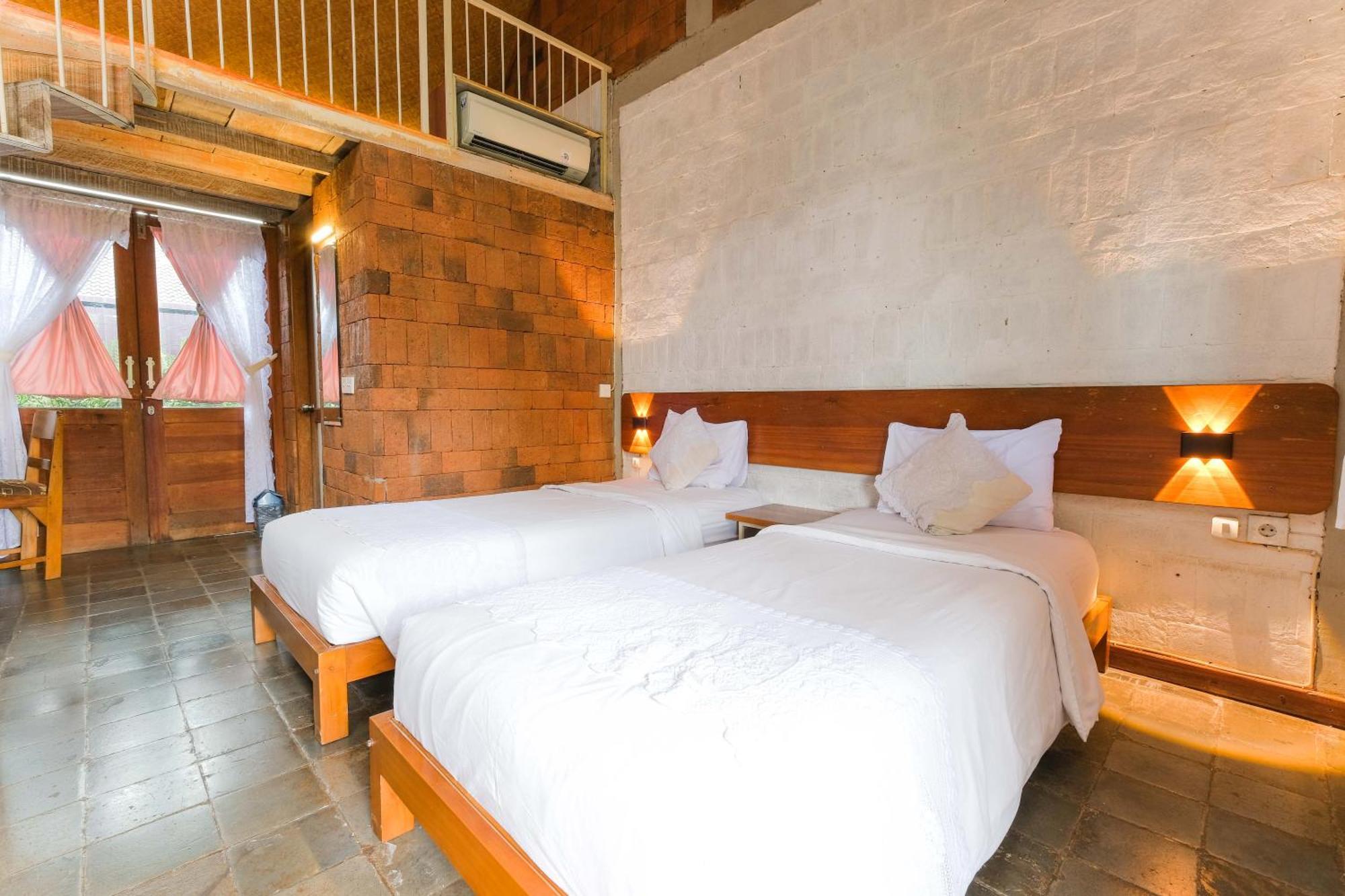 Djajanti House Bed and Breakfast Semarang Buitenkant foto