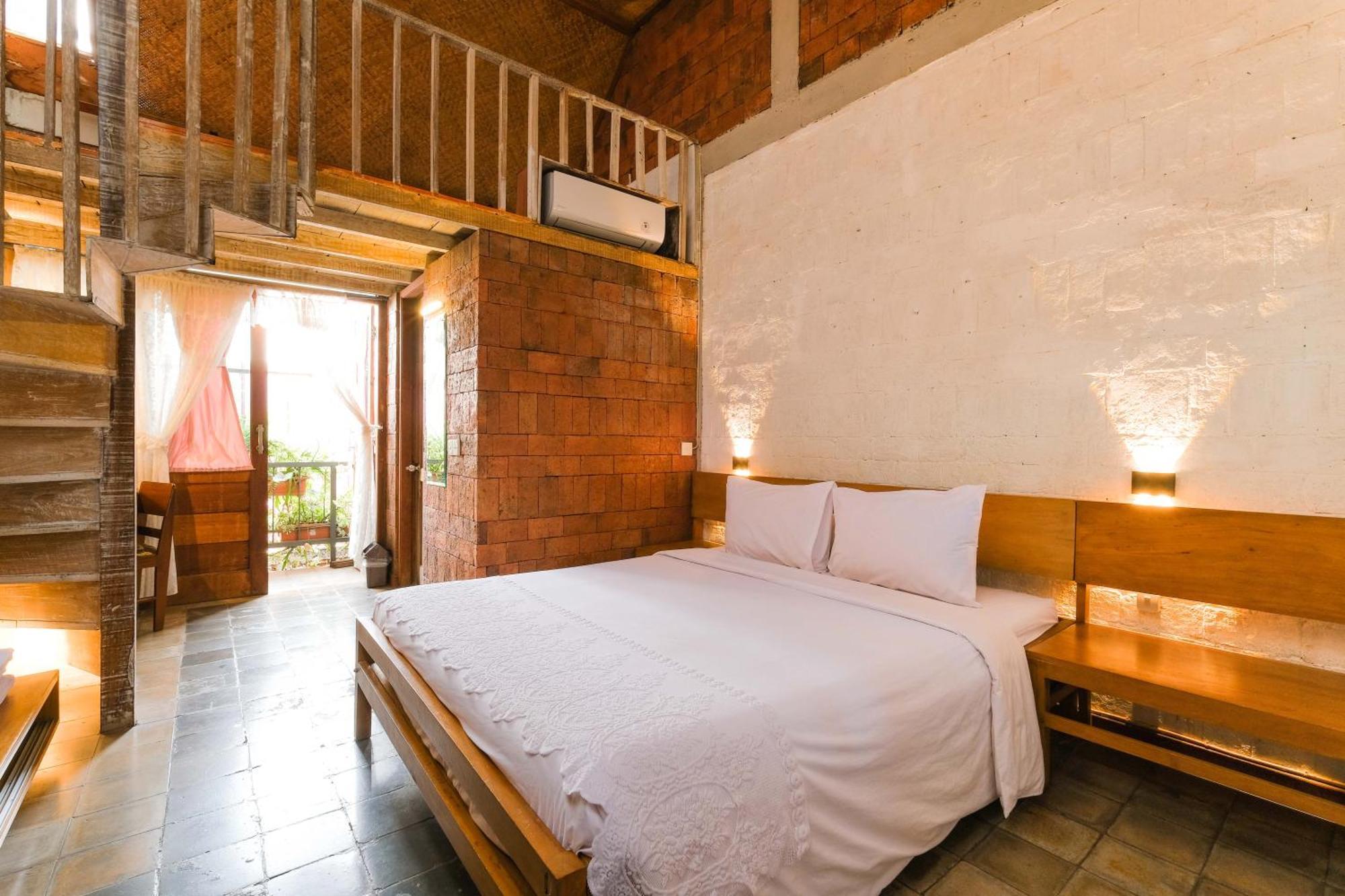 Djajanti House Bed and Breakfast Semarang Buitenkant foto