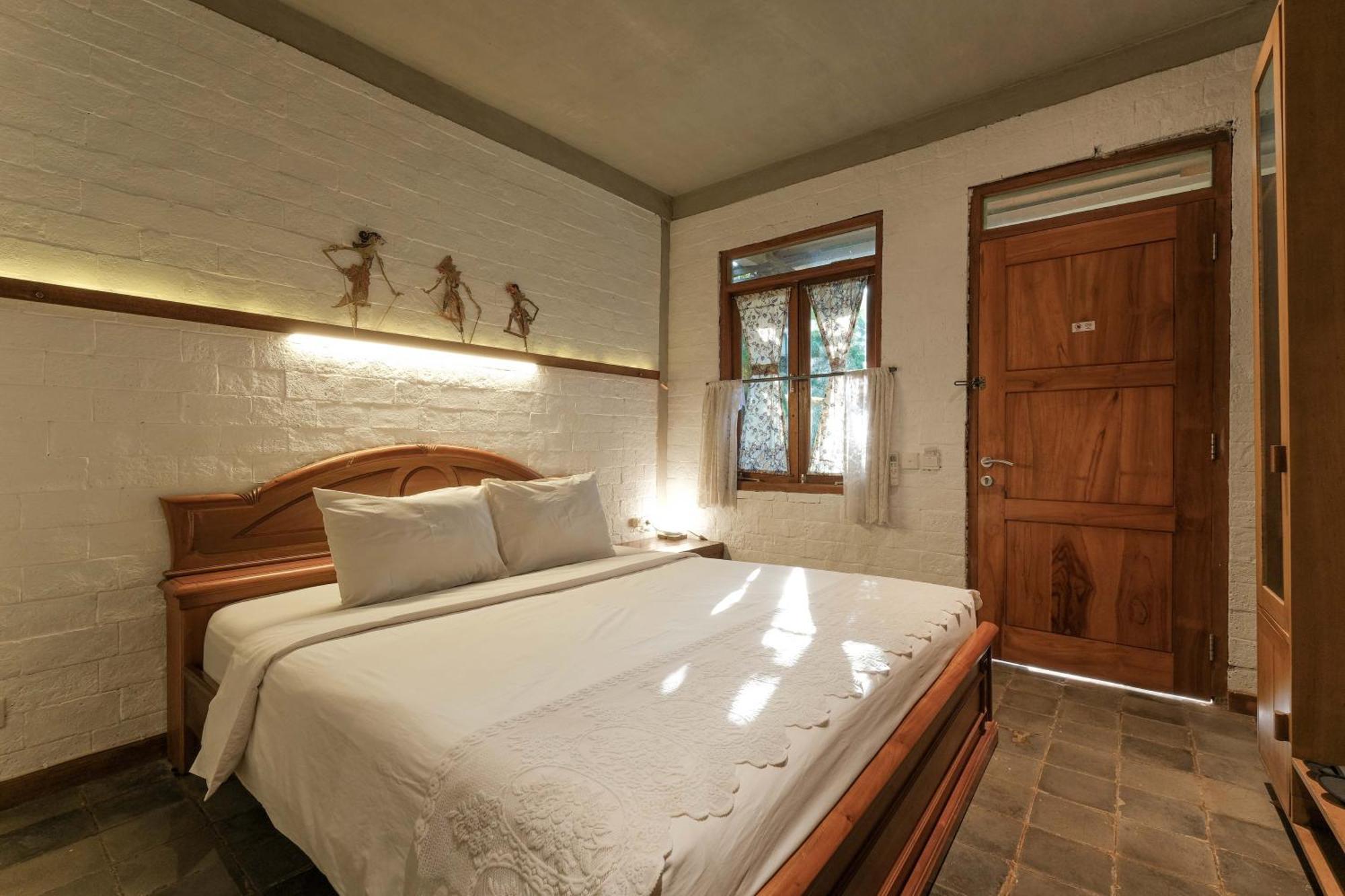 Djajanti House Bed and Breakfast Semarang Buitenkant foto