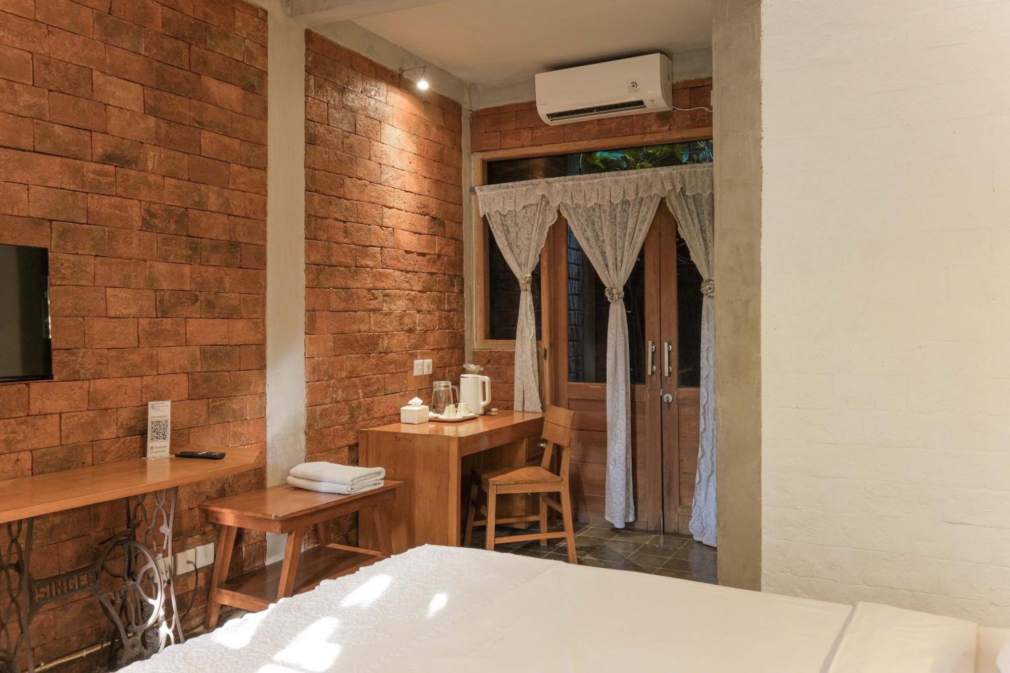 Djajanti House Bed and Breakfast Semarang Buitenkant foto