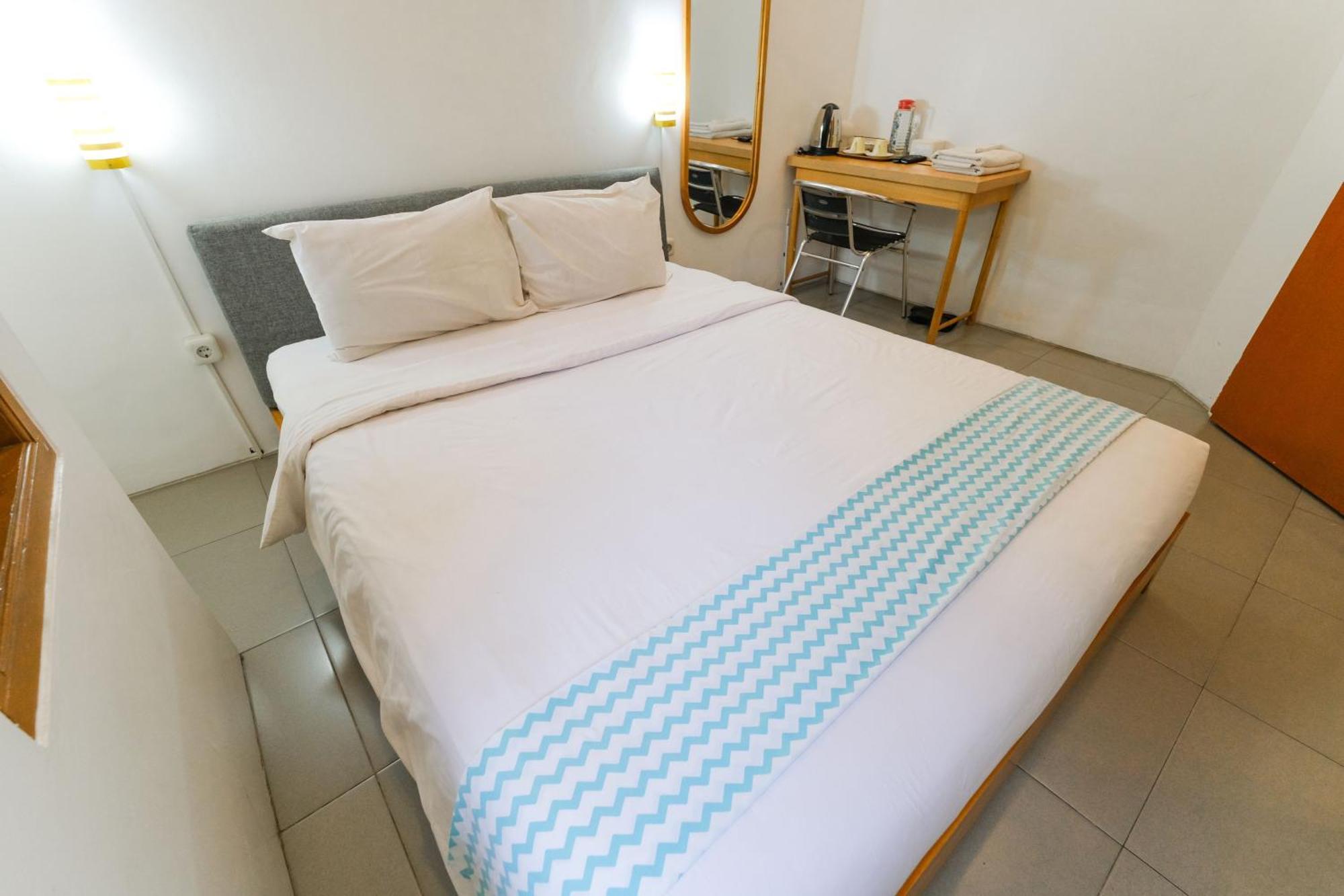 Djajanti House Bed and Breakfast Semarang Buitenkant foto