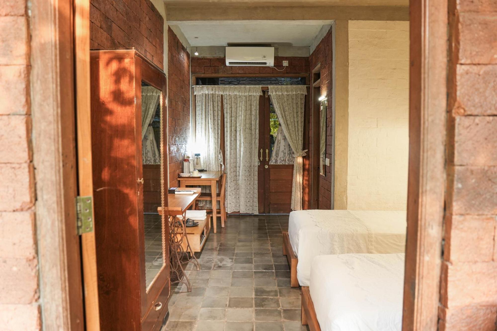 Djajanti House Bed and Breakfast Semarang Buitenkant foto