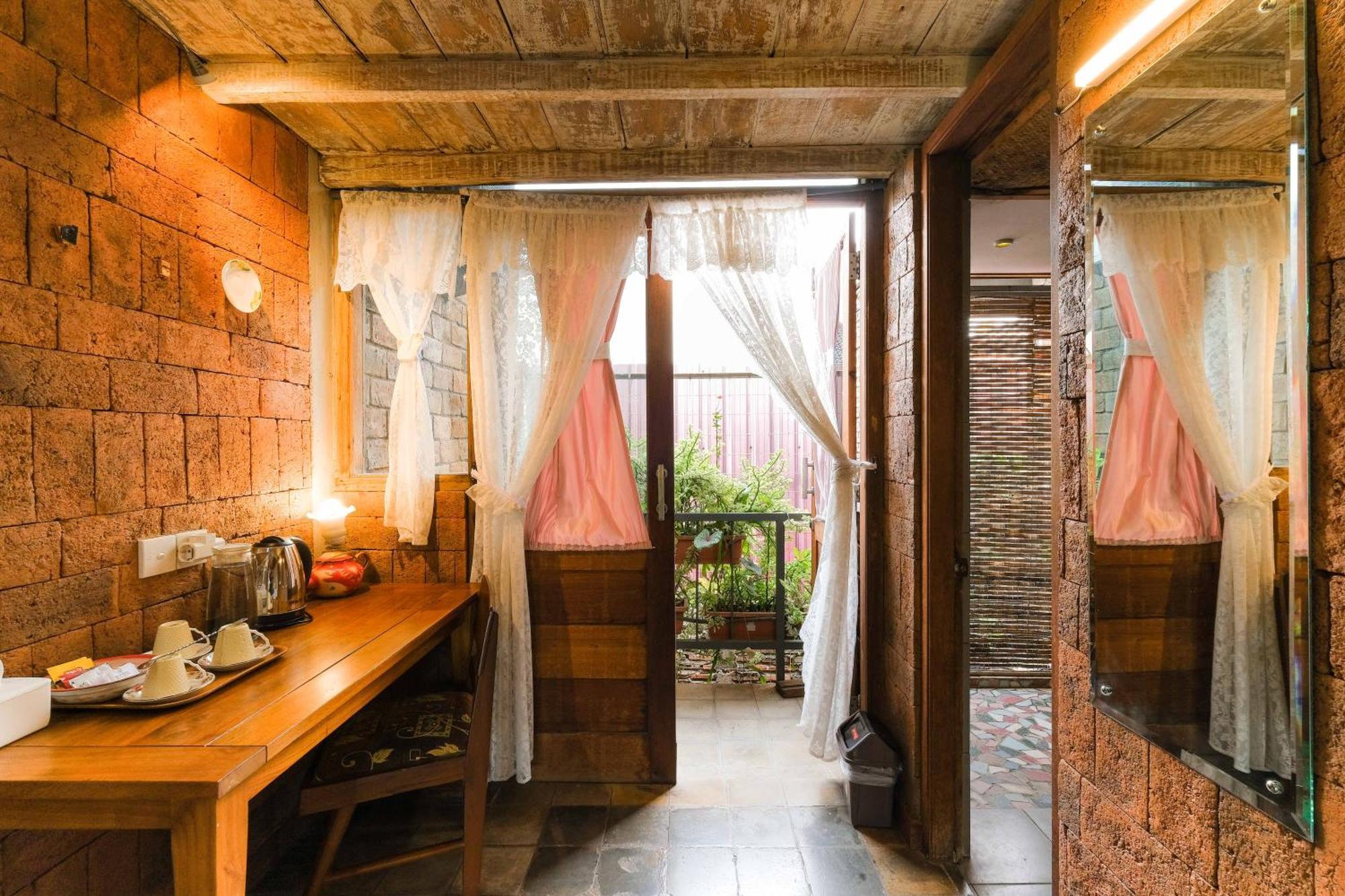 Djajanti House Bed and Breakfast Semarang Buitenkant foto