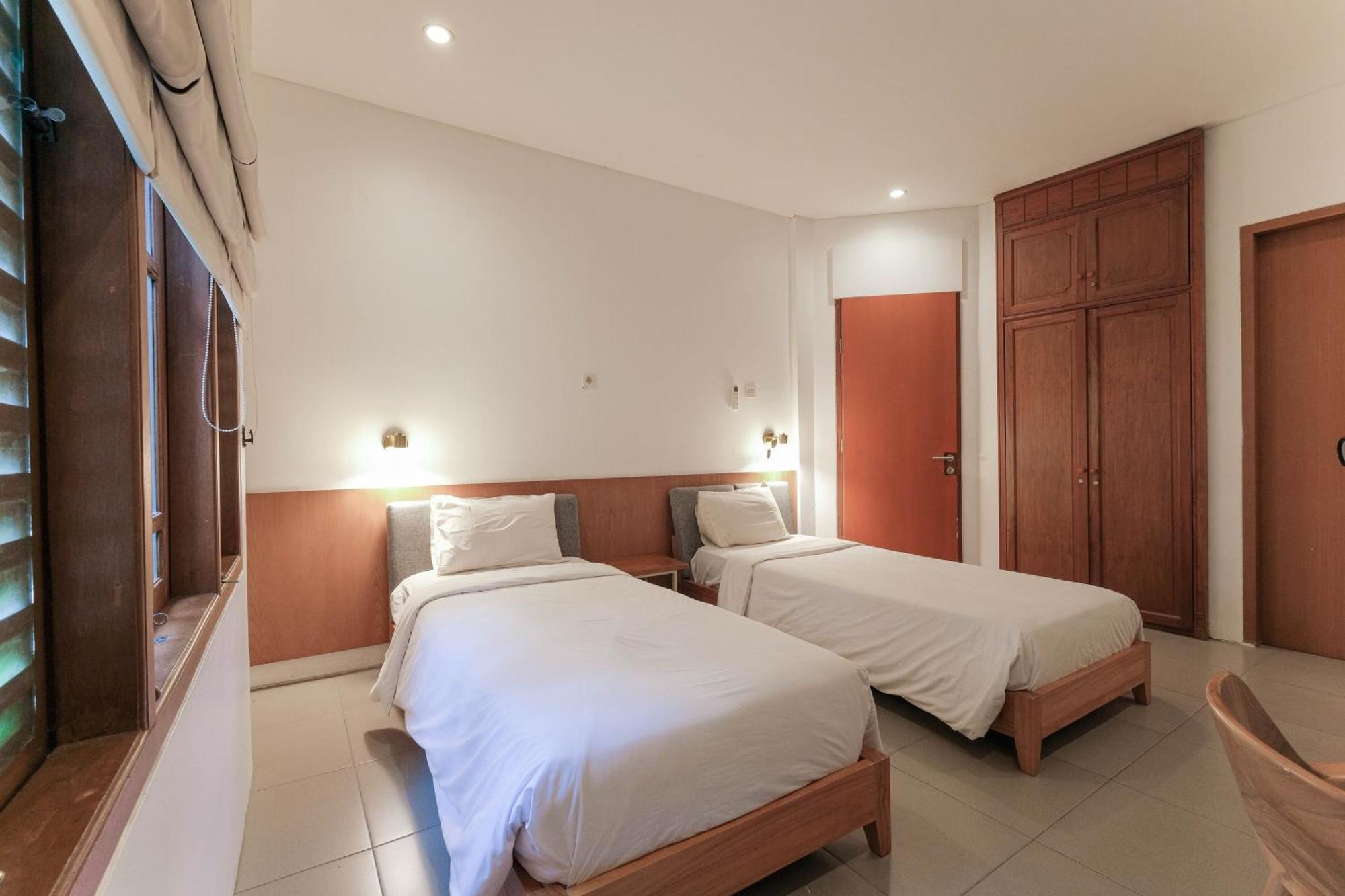 Djajanti House Bed and Breakfast Semarang Buitenkant foto